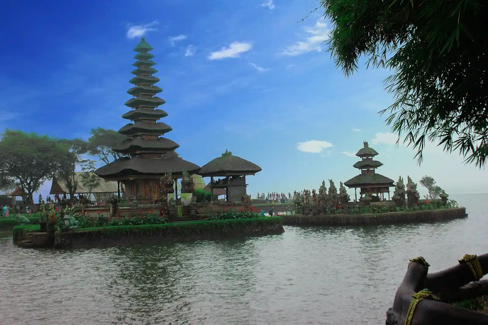 Pura Ulun Danu Beratan (Sumber: Wikimedia Commons)