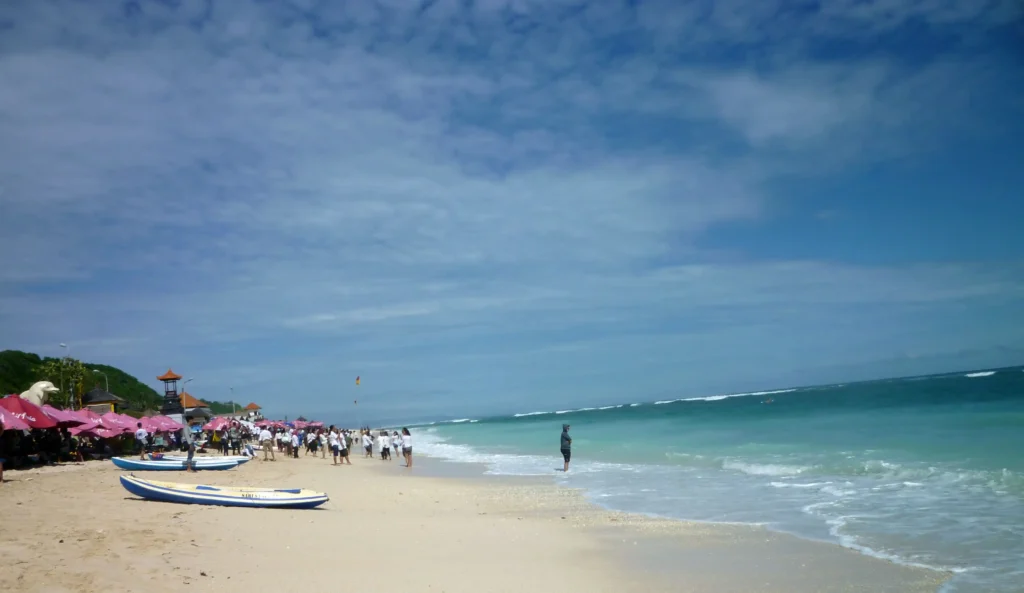 Pantai Pandawa (Sumber: Wikimedia Commons)