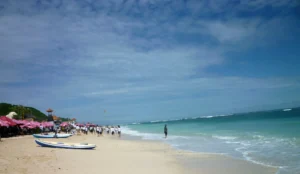 Pantai Pandawa (Sumber: Wikimedia Commons)